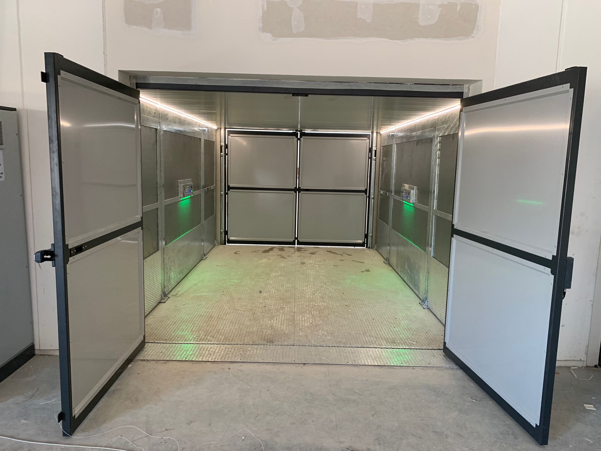 MONTACARICHI_GOODSLIFT_SAGITTA_4_ACCESSO_LATI_OPPOSTI_ACCESS_TO_THE_PLATFORM_FROM_OPPOSITE_SIDE_CMC_PARKLIFT