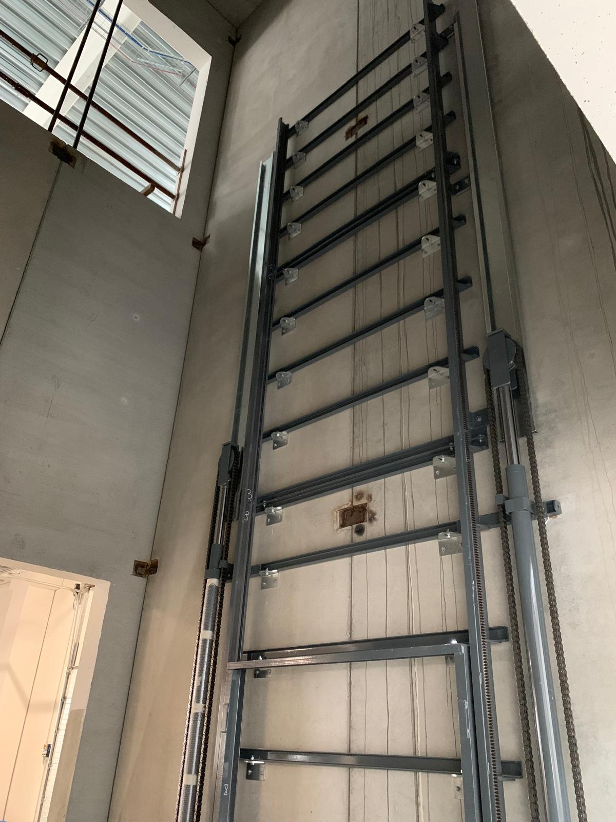 MONTACARICHI_GOODSLIFT_SAGITTA_4_FISSAGGIO_COLONNA_COLUMN_ANCHORAGE_TO_THE_WALL_CMC_PARKLIFT-585x780