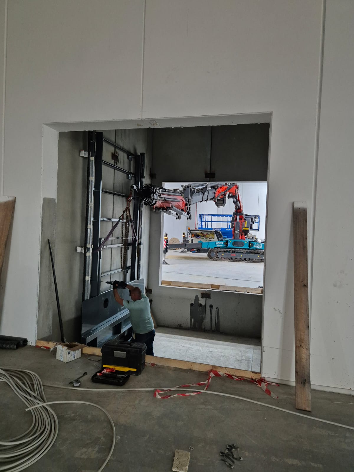 MONTACARICHI_GOODSLIFT_SAGITTA_4_INSTALLAZIONE_INSTALLATION_WITH_THE_SUPPORT_OF_SPECIAL_LIFTING_EQUIPMENT_CMC_PARKLIFT-585x780