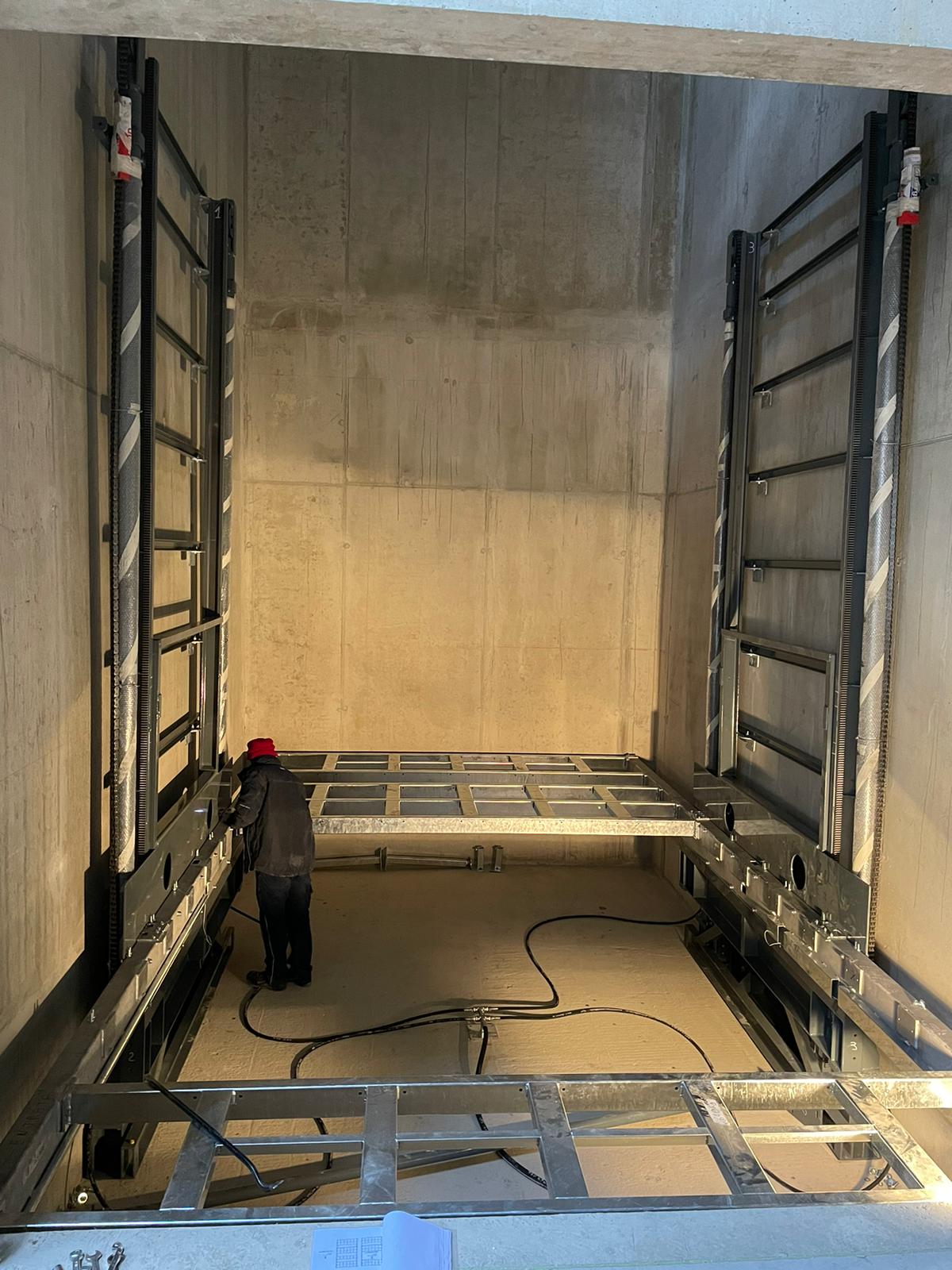 MONTACARICHI_GOODSLIFT_SAGITTA_4_PORTATA_5000_KG_CAPACITY_CMC_PARKLIFT-585x780
