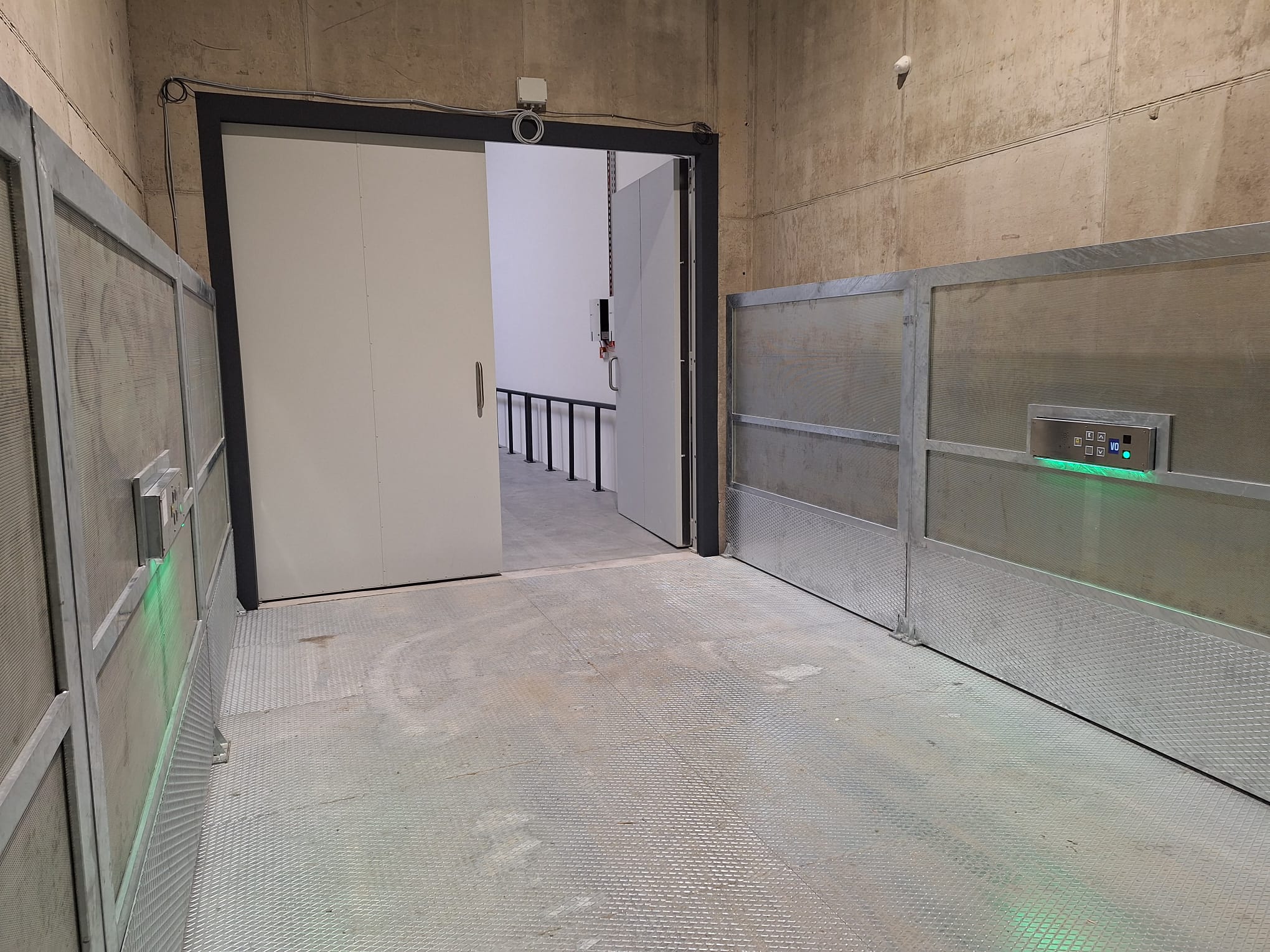 MONTACARICHI_GOODSLIFT_SAGITTA_4_PORTA_DOPPIO_BATTENTE_DOUBLE_WINGS_DOOR_CMC_PARKLIFT-780x585