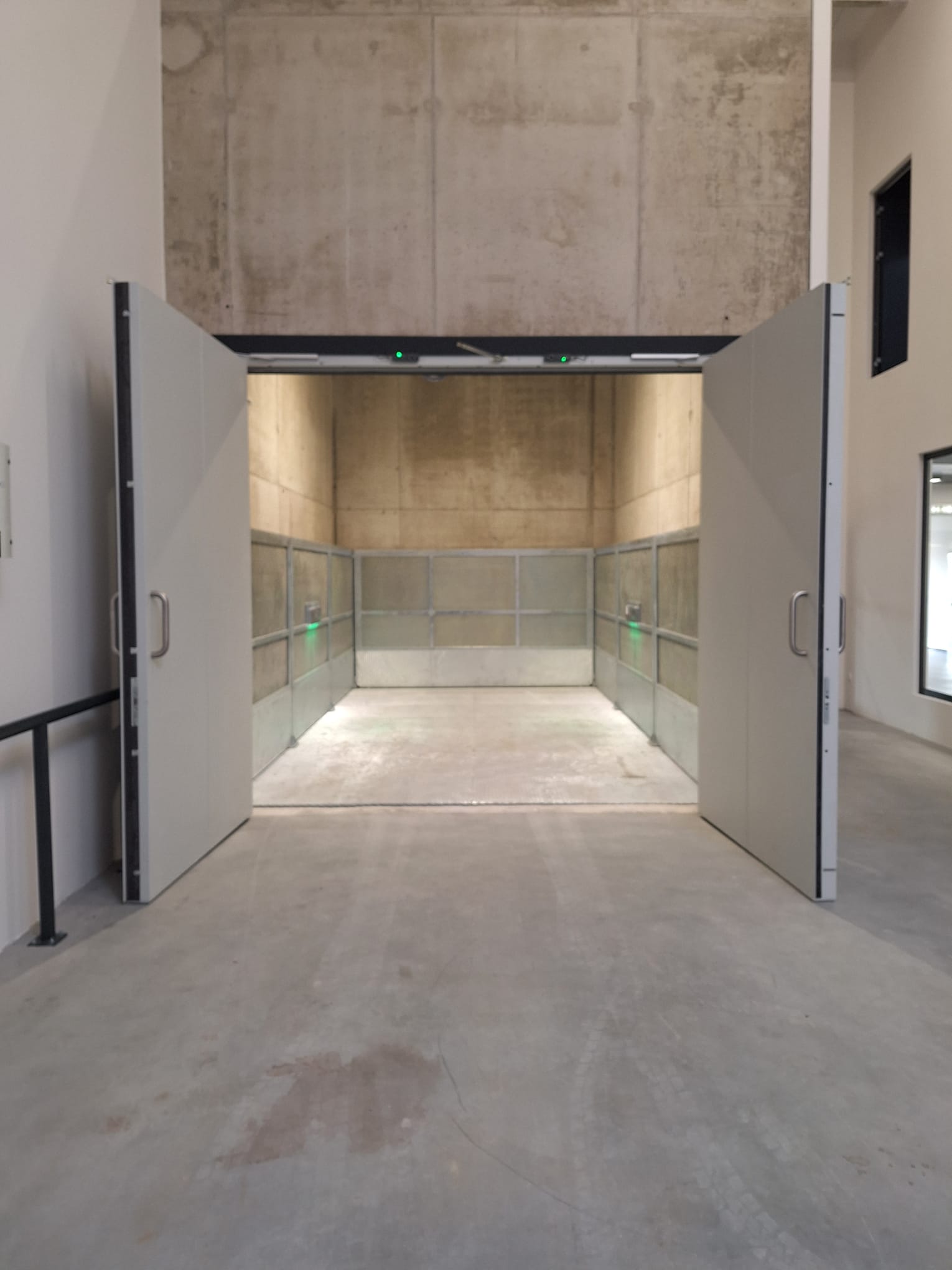 MONTACARICHI_GOODSLIFT_SAGITTA_4_PROTEZIONI_SU_3_LATI_3_SIDES_FENCES__CMC_PARKLIFT-585x780