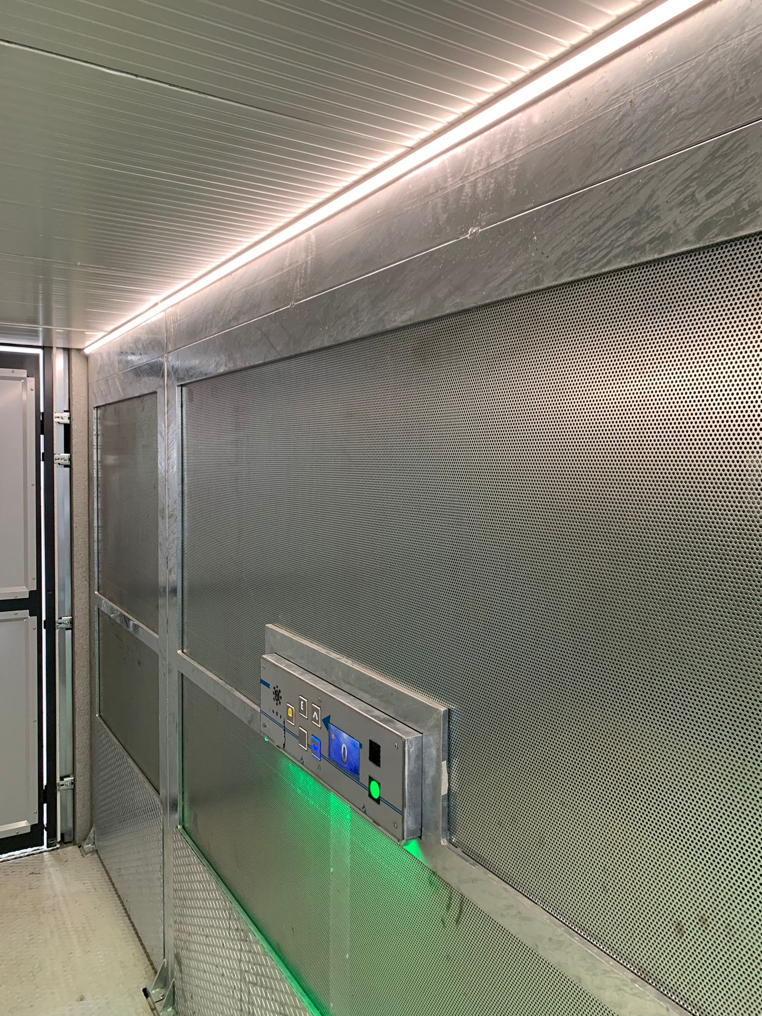 MONTACARICHI_GOODSLIFT_SAGITTA_4_PUSH_BUTOON_ON_BOARD_REINFORCE_FENCES_LEDBAR_TOP_COVERING_CMC_PARKLIFT-585x780