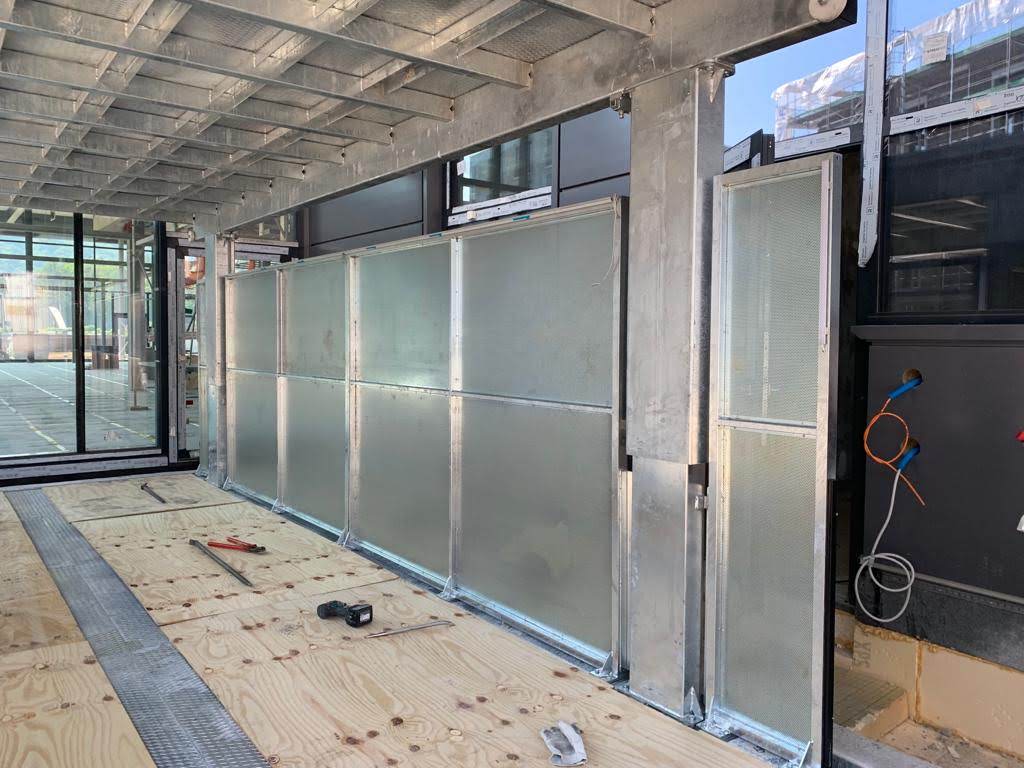 MONTAUTO_CARLIFT_ARIES_5_SENZA_CONDUCENTE_A_BORDO_MA_CON_RETI_DI_PROTEZIONE_WITHOUT_DRIVER_ON_BOARD_BUT_WITH_FENCES_CMC_PARKLIFT-780x585