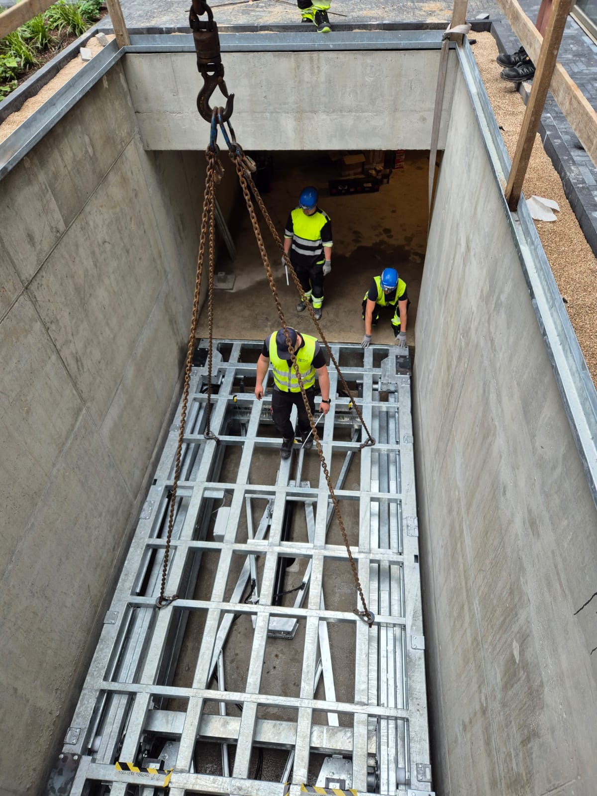 MONTAUTO_CARLIFT_GEMINI_S_5_POSA_IN_FOSSA_CON_GRU_PLACEMENT_IN_PIT_WITH_CRANE_CMC_PARKLIFT-585x780