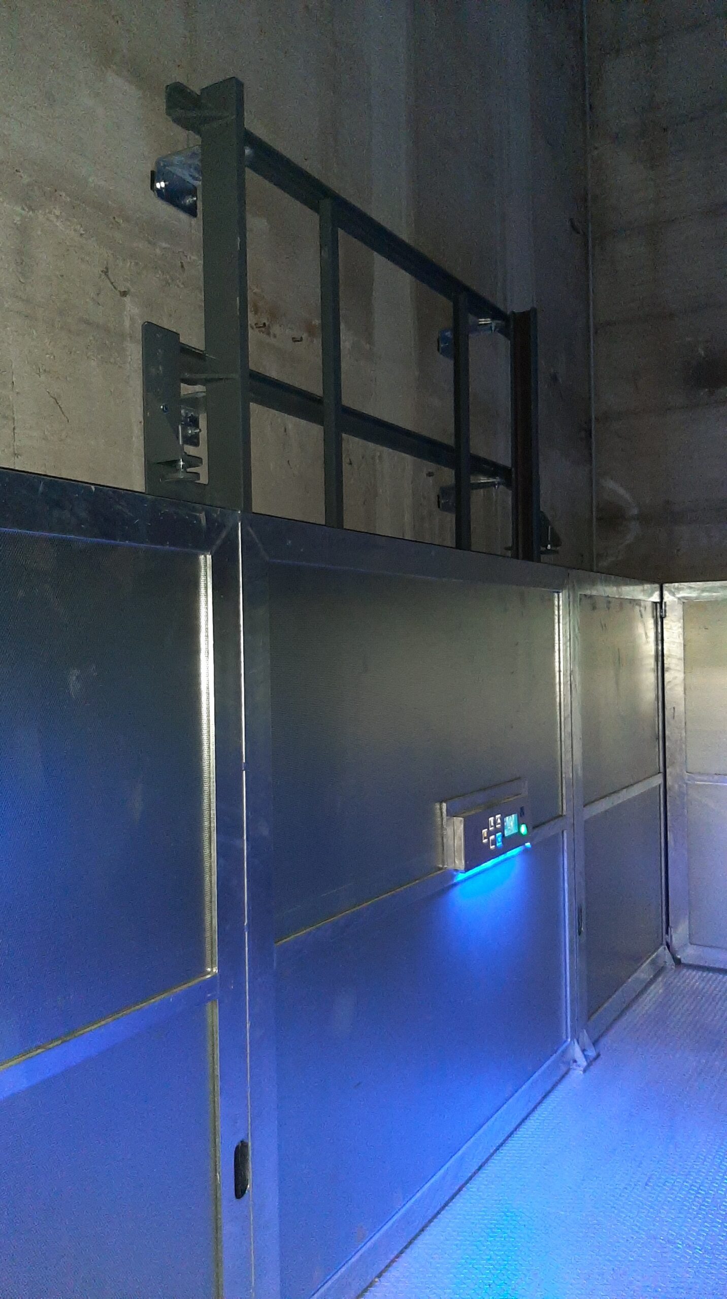 MONTAUTO_CARLIFT_SAGITTA_LATERAL_STRUTTURA_DI_ANCORAGGIO_FIXING_STRUCTURE_PULSANTIERE_AND_PUSH_BUTTON_ON_BOARD_CMC_PARKLIFT-436x780