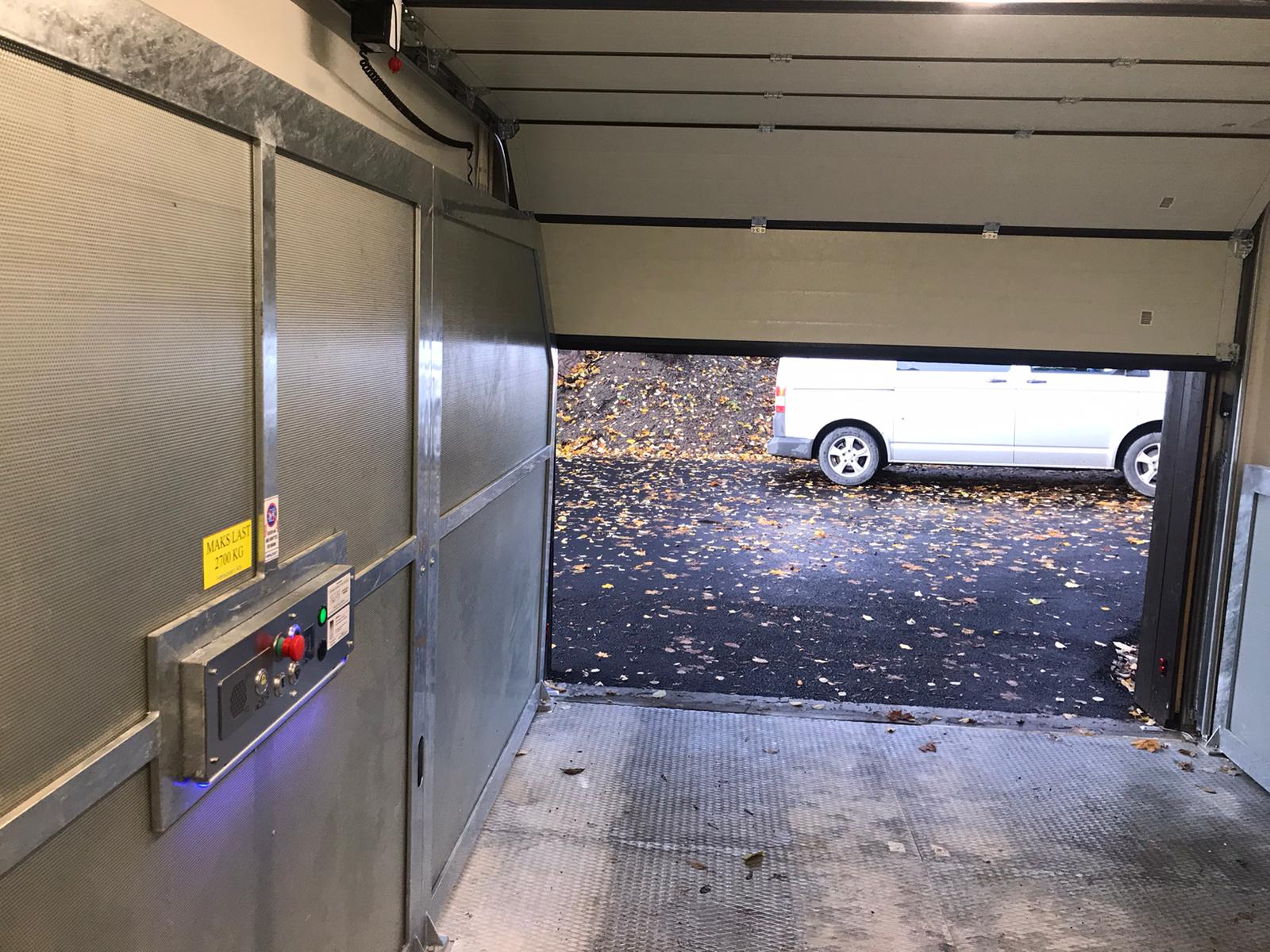 MONTAUTO_CARLIFT_SAGITTA_L_CONDUCENTE_A_BORDO_SEZIONALE_DRIVER_ON_BOARD_SECTIONAL_DOOR_CMC_PARKLIFT-780x585