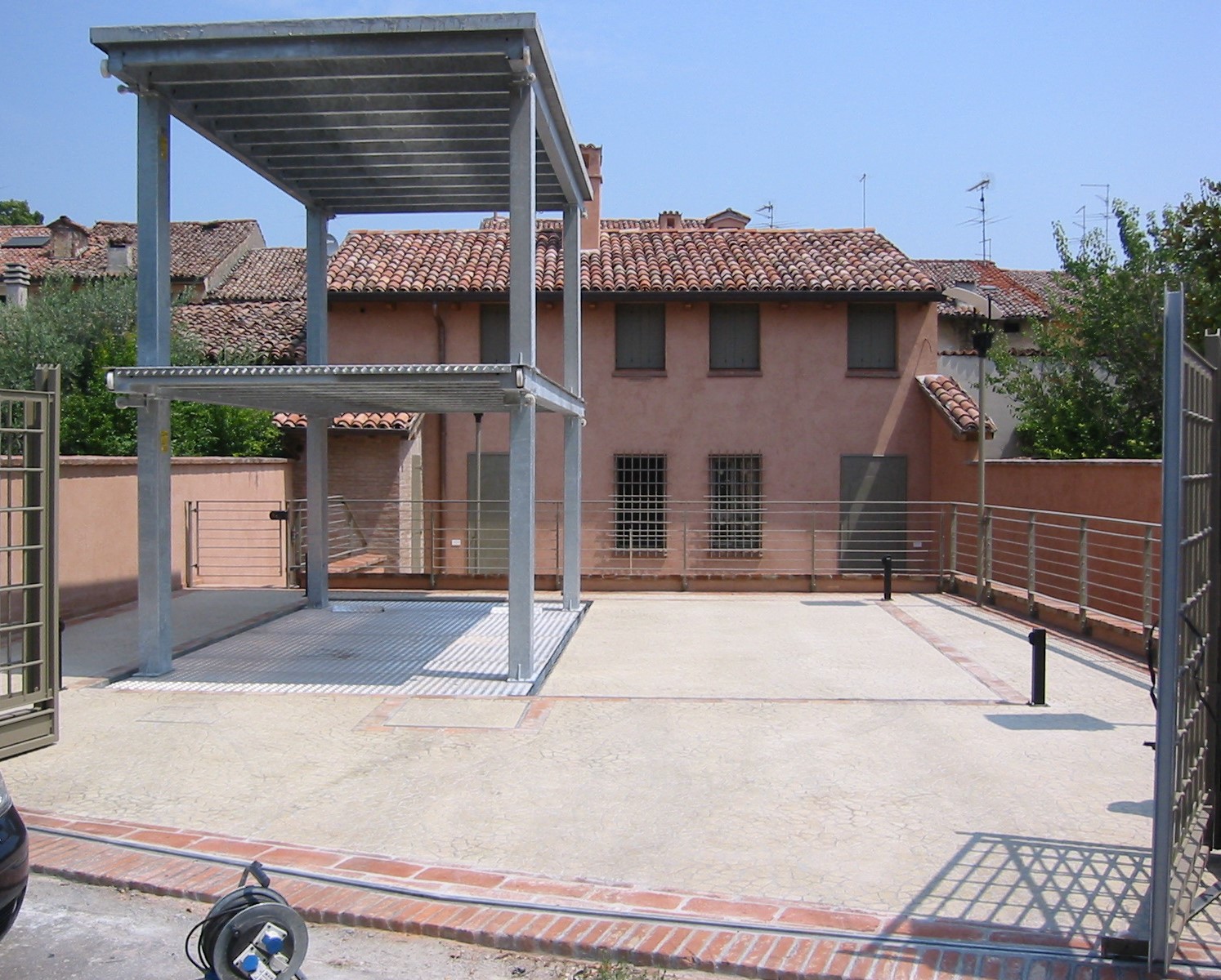 RICOVERO_AUTO_DOUBLE_CAR-SHELTERS_TAURUS_ZINCATO_A_CALDO_HOT_DIP_GALVANIZED_CMC_PARKLIFT-780x627