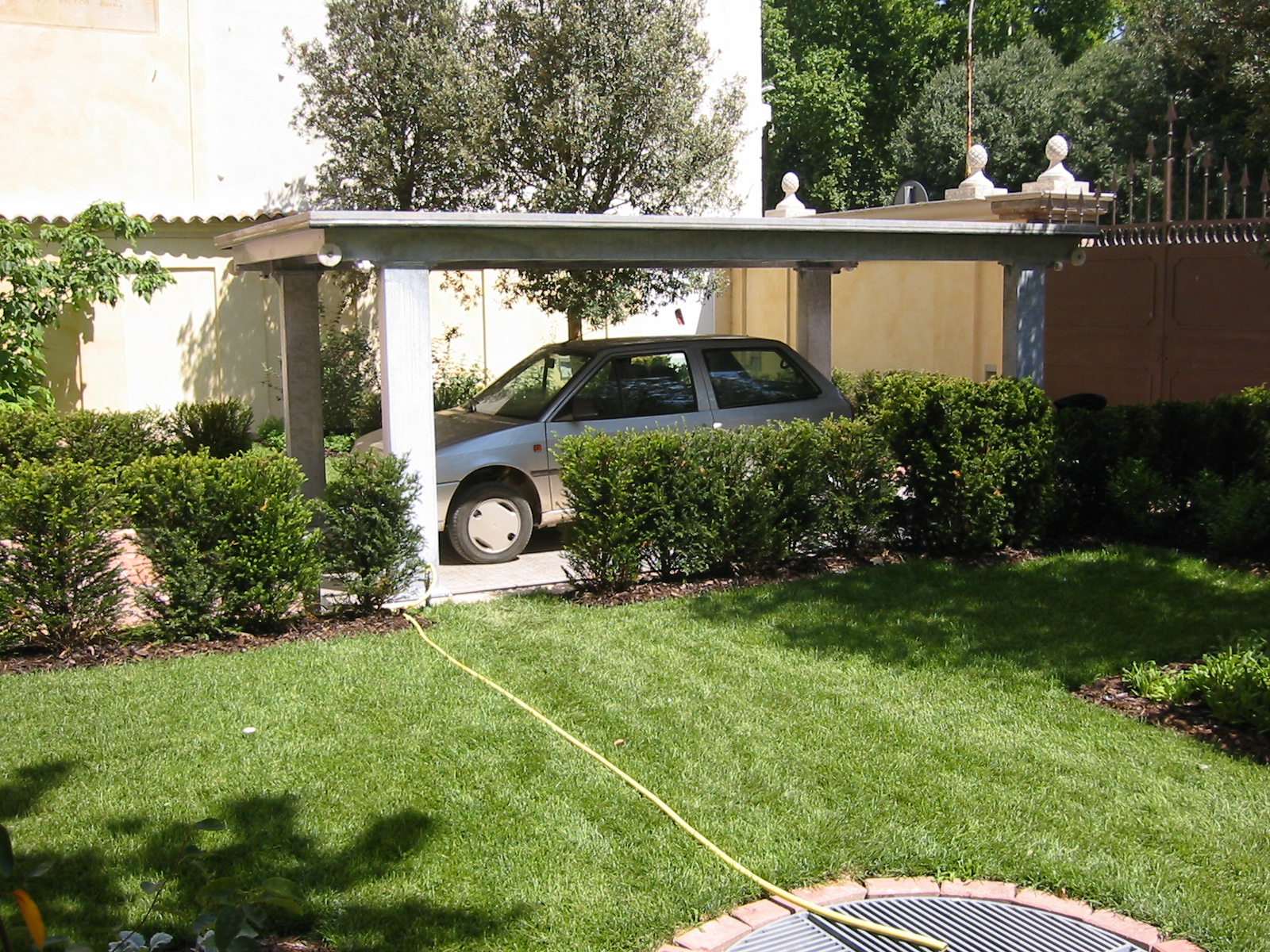 RICOVERO_AUTO_DOUBLE_CAR-SHELTER_TAURUS_A_SCOMPARSA__NEL_GIARDINO_HIDDEN_IN_THE_GARDEN_CMC_PARKLIFT-780x585